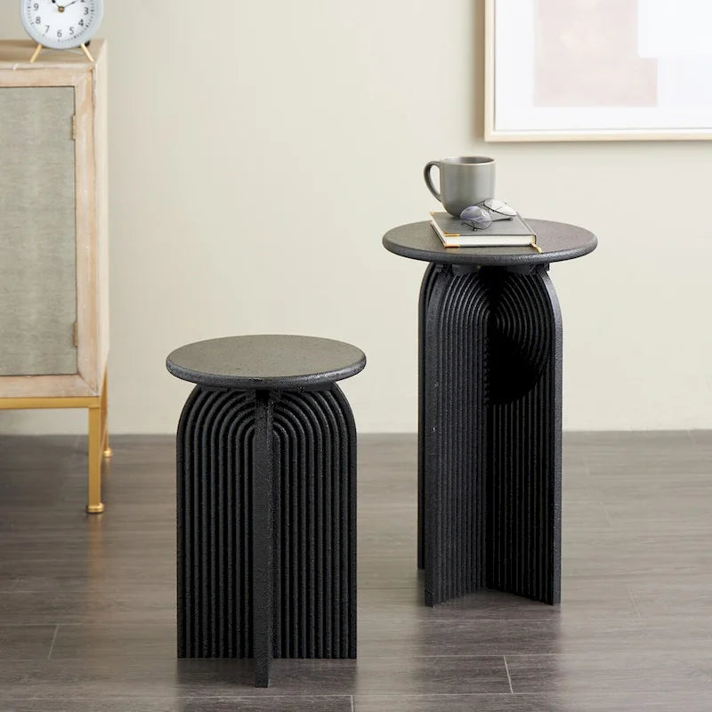 Table d'appoint ou de chevet piédestal sculptée en bois géométrique grès Art Déco - Lot de 2 noires - Roche River Decor