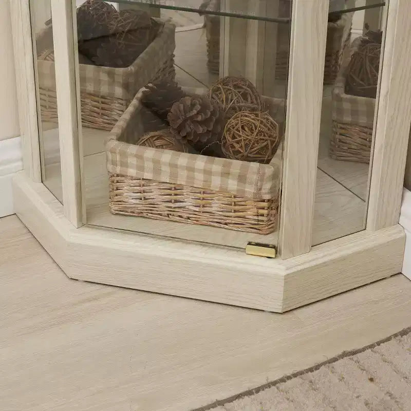 Vitrine d'angle avec portes et étagères en verre, Meuble de présentation d'angle pour salon