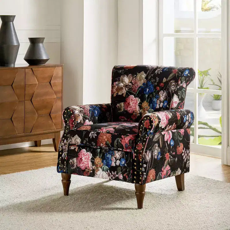 Fauteuil en bois traditionnel Araceli, rembourré à motifs floraux, avec dossier à oreilles et garniture cloutée | ART OF LIVING DESIGNS