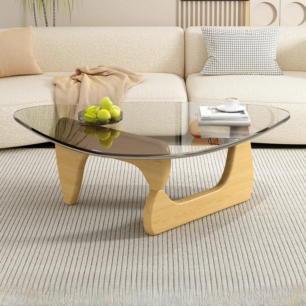 Table basse triangulaire en bois avec plateau en verre