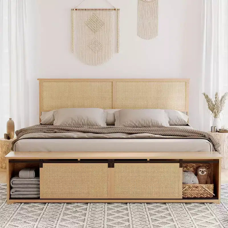 Cadre de lit en rotin naturel style bohème-ferme, rangement avec porte de grange coulissante et tête de lit lumineuse à LED, pieds de support en bois massif.