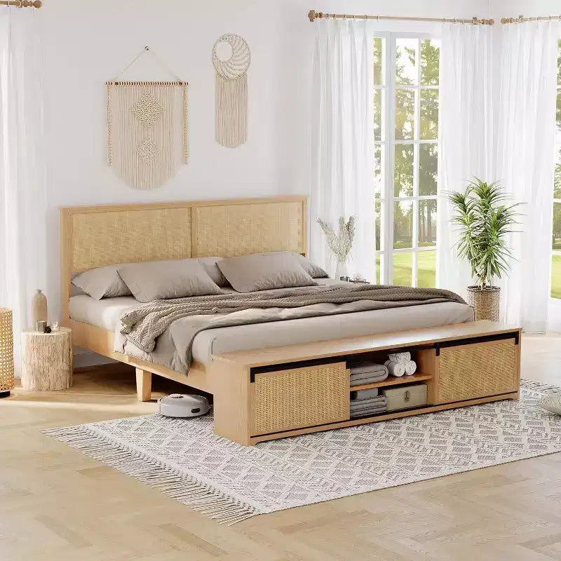 Cadre de lit en rotin naturel style bohème-ferme, rangement avec porte de grange coulissante et tête de lit lumineuse à LED, pieds de support en bois massif.