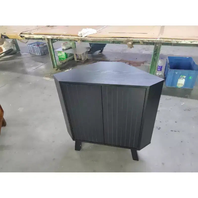 Meuble de rangement d'angle avec étagère réglable, table d'angle industrielle en bois à 3 niveaux avec portes, table d'appoint triangulaire pour salon, cuisine