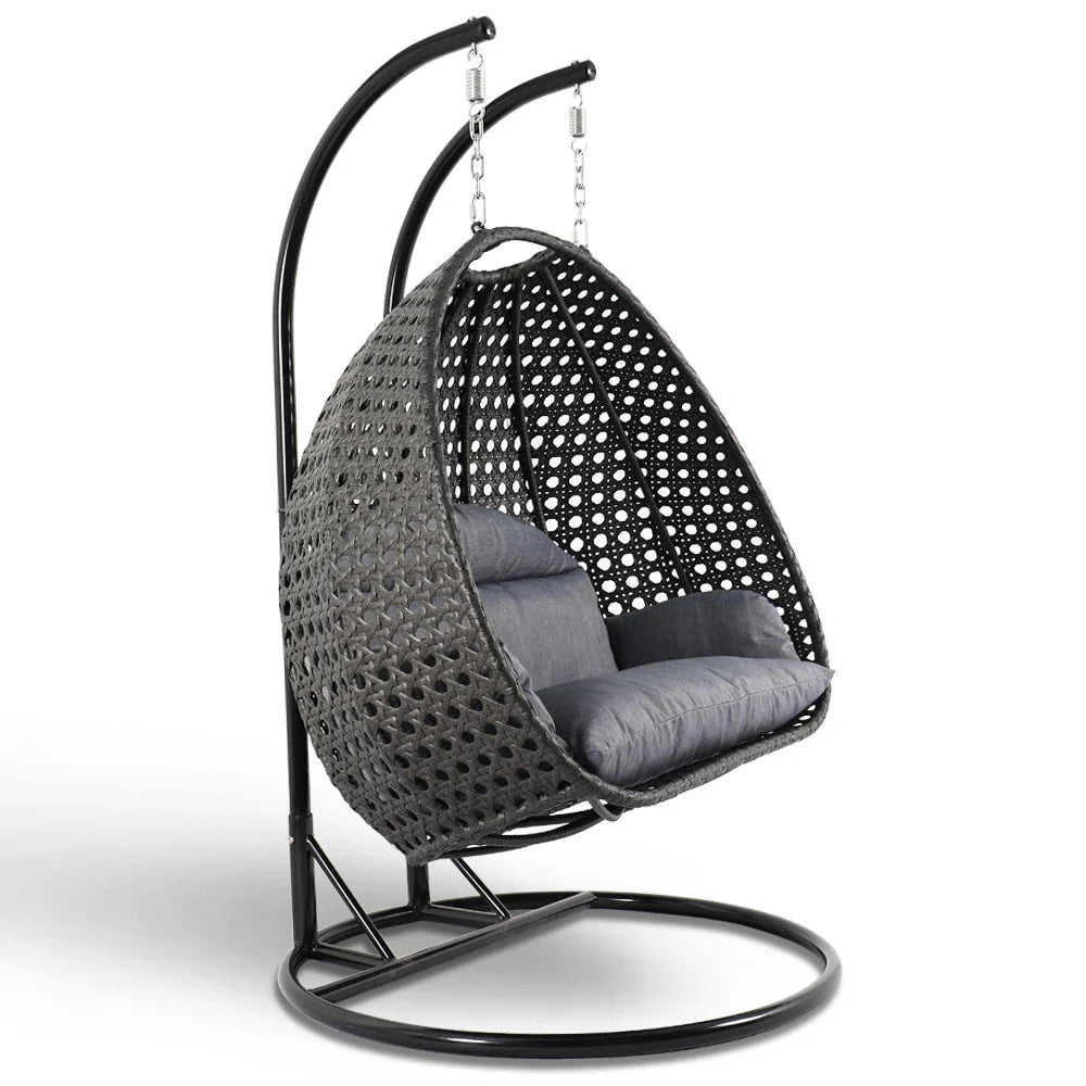 LeisureMod Fauteuil suspendu œuf 2 places avec support - Balançoire / hamac de patio en rotin osier pour extérieur/intérieur avec coussins