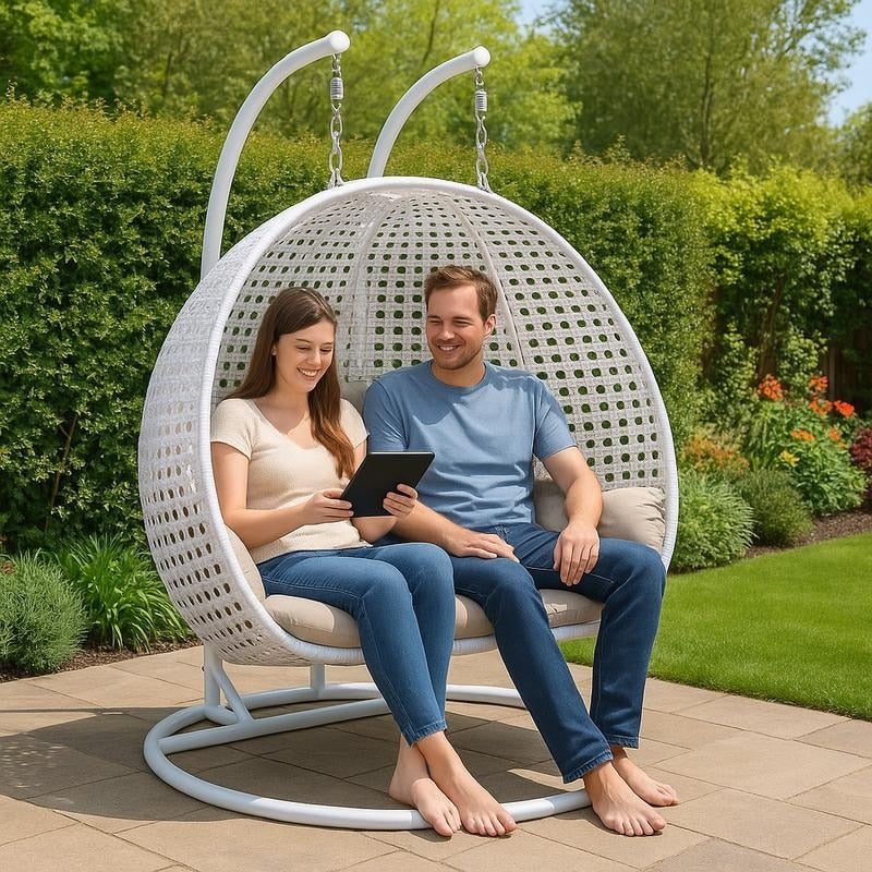 LeisureMod Fauteuil suspendu œuf 2 places avec support - Balançoire / hamac de patio en rotin osier pour extérieur/intérieur avec coussins
